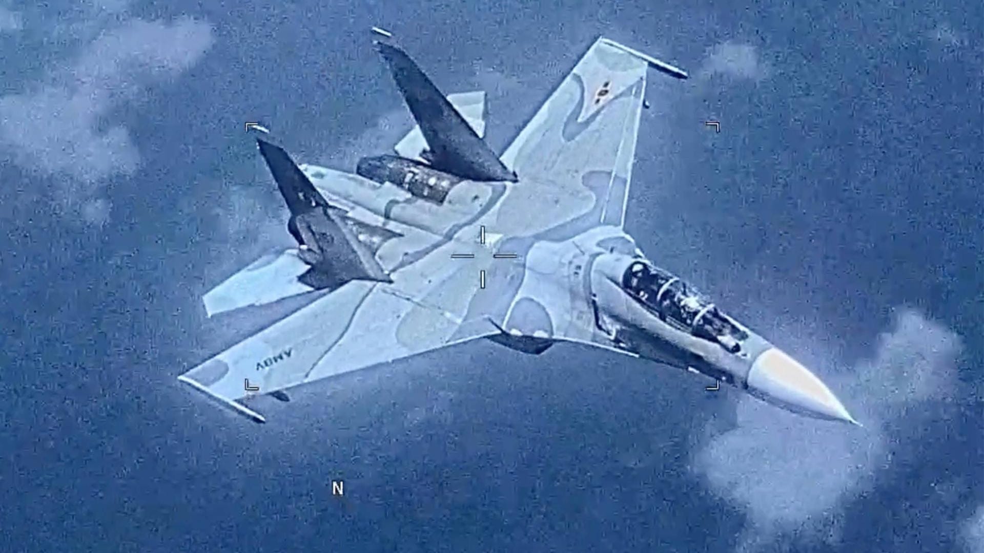 Diese vom US-Militär zur Verfügung gestellte Aufnahme soll den venezolanischen Kampfjet vom Typ SU-30 zeigen, der sich einem amerikanischen Überwachungsflugzeug gefährlich genähert haben soll. Diese vom US-Militär zur Verfügung gestellte Aufnahme soll den venezolanischen Kampfjet vom Typ SU-30 zeigen, der sich einem amerikanischen Überwachungsflugzeug gefährlich genähert haben soll.
