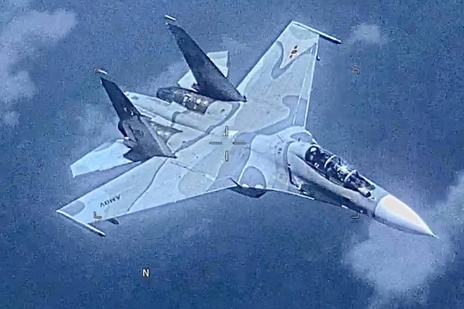 Diese vom US-Militär zur Verfügung gestellte Aufnahme soll den venezolanischen Kampfjet vom Typ SU-30 zeigen, der sich einem amerikanischen Überwachungsflugzeug gefährlich genähert haben soll.