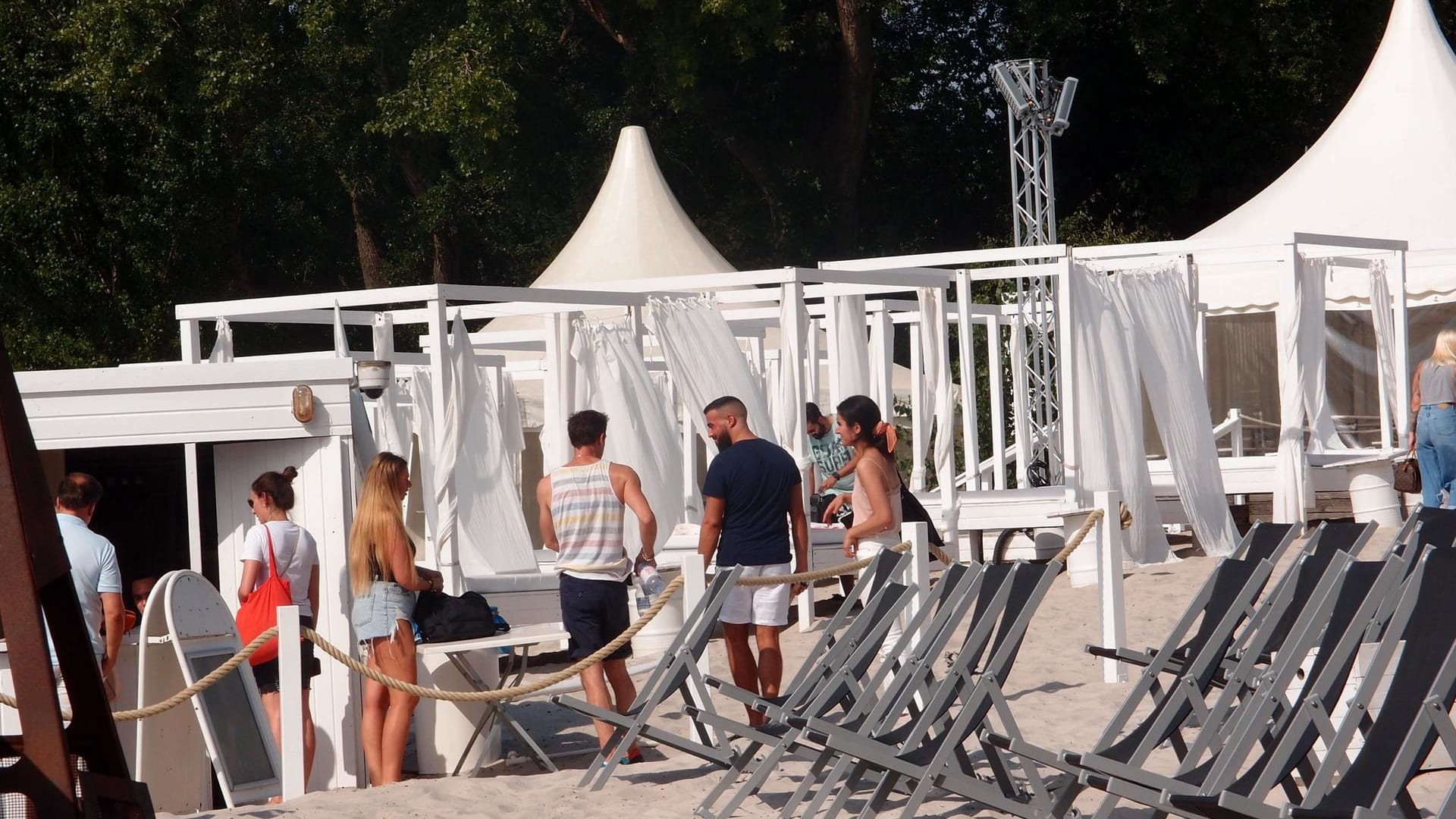 Menschen am Eingang der Strandbar: Die "km 689"-Strandbar ist perfekt zum Entspannen.