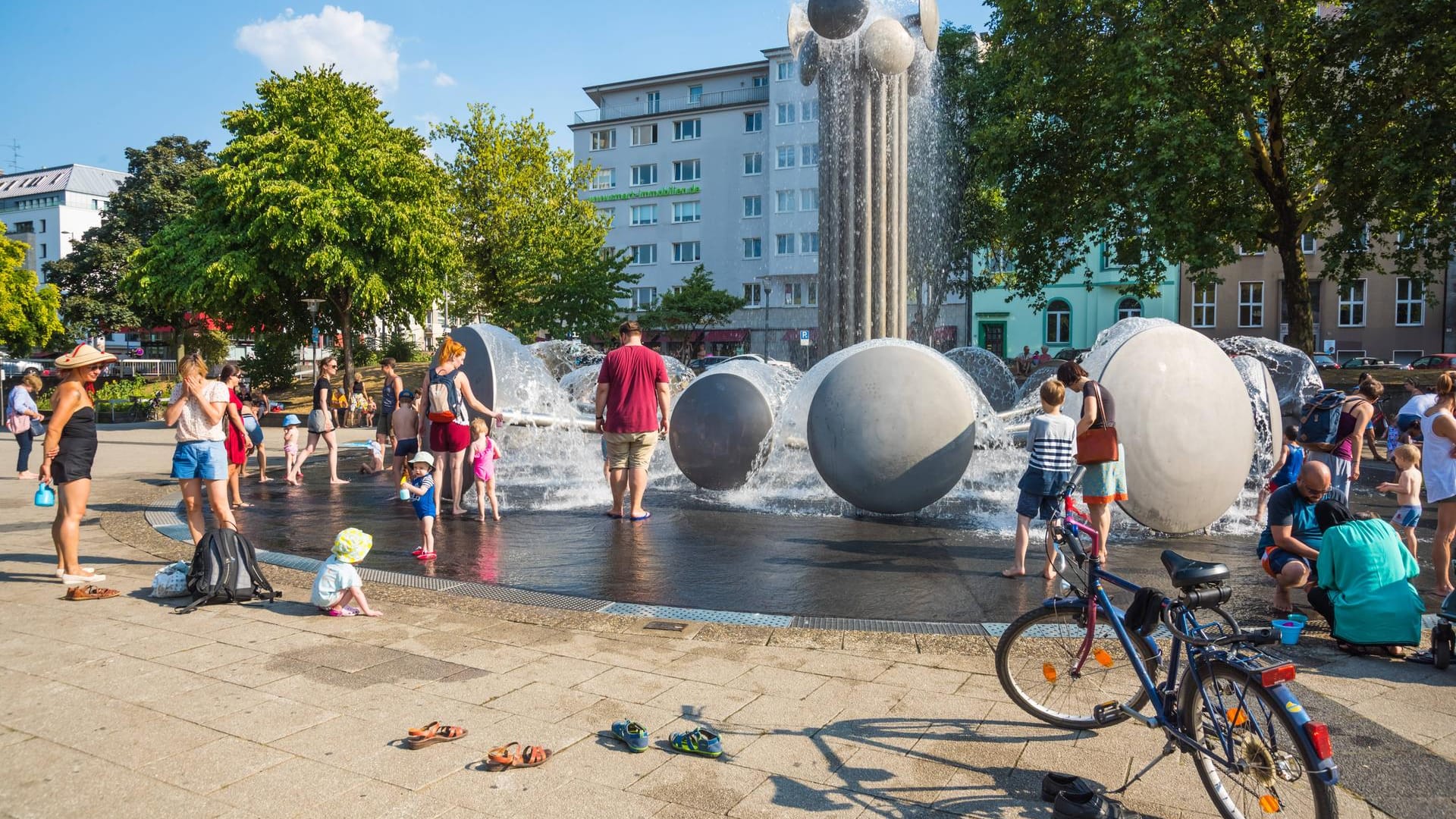 Wasserkinetische Brunnenanlage am Ebertplatz in Köln: Vor allem im Sommer verbringen die Kölner hier gerne ihre Zeit.