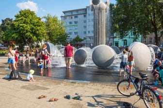 Wasserkinetische Brunnenanlage am Ebertplatz in Köln: Vor allem im Sommer verbringen die Kölner hier gerne ihre Zeit.