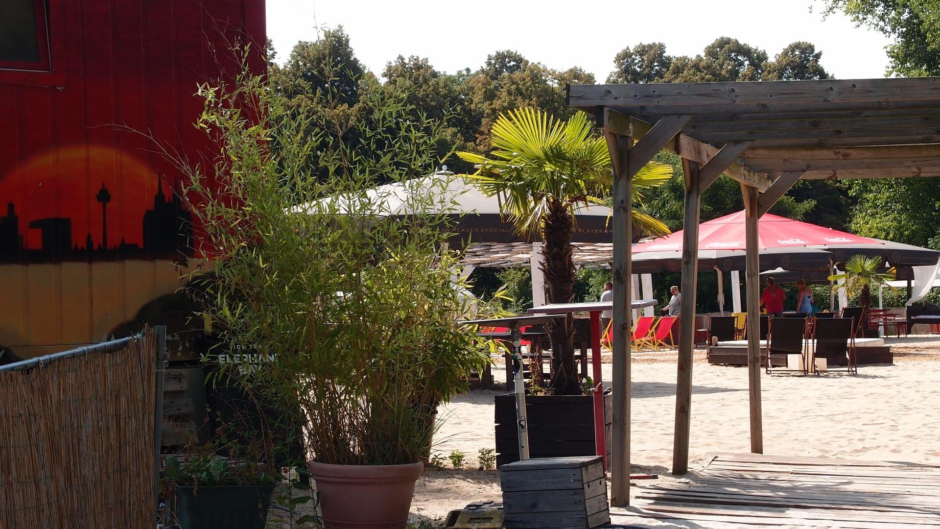 Die "Strandbar" hinter den Poller Wiesen: Hier lässt es sich gut aushalten.