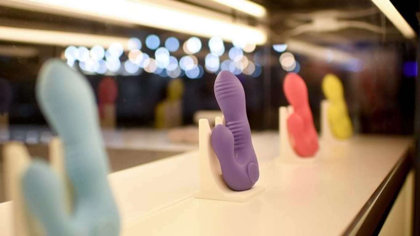 Sex-Spielzeuge sind auf der Erotikmesse Venus ausgestellt.