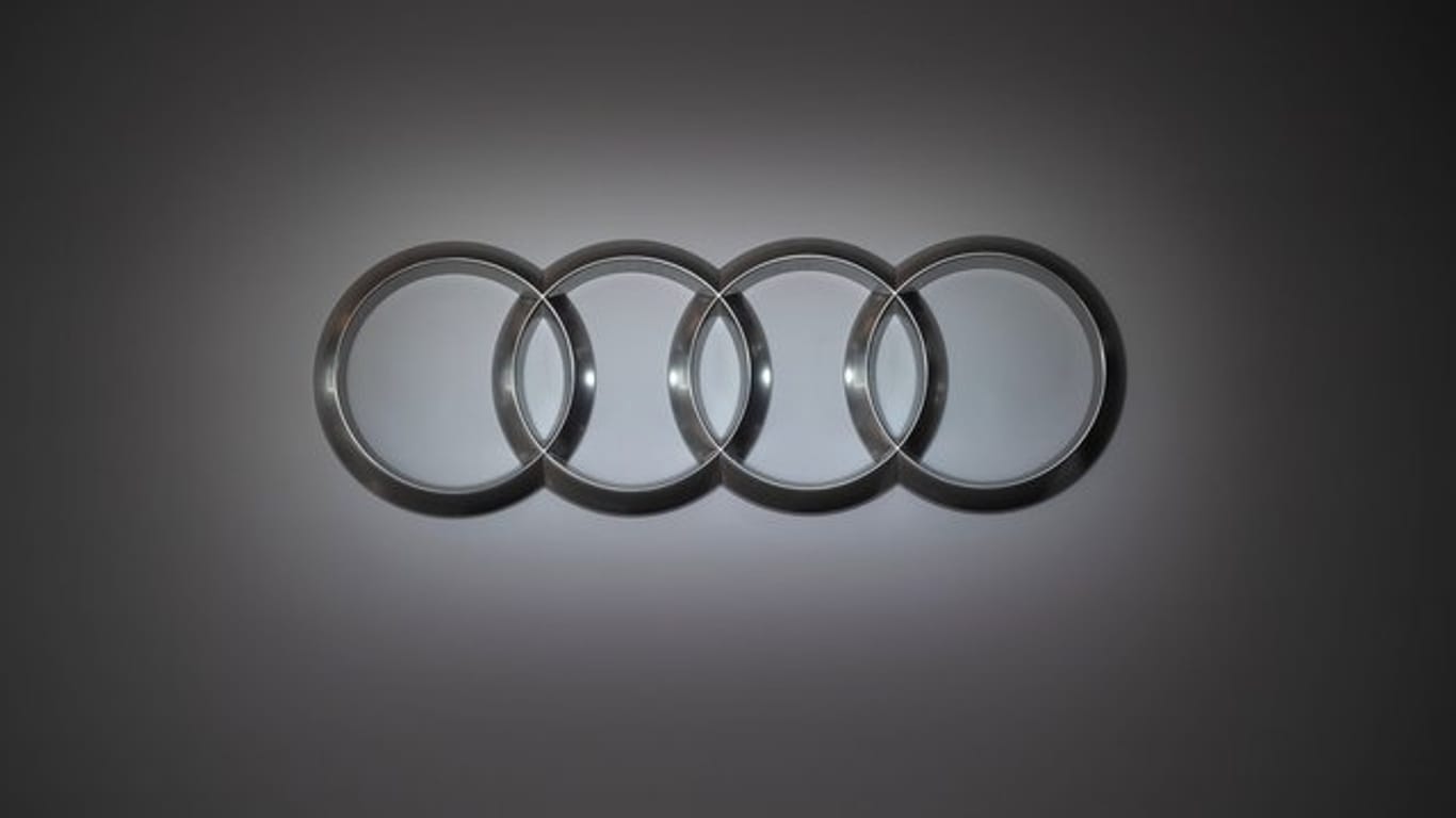 Ein Audi-Logo: Audi will mit einem Transformationsplan dieses Jahr gut eine Milliarde Euro einsparen.