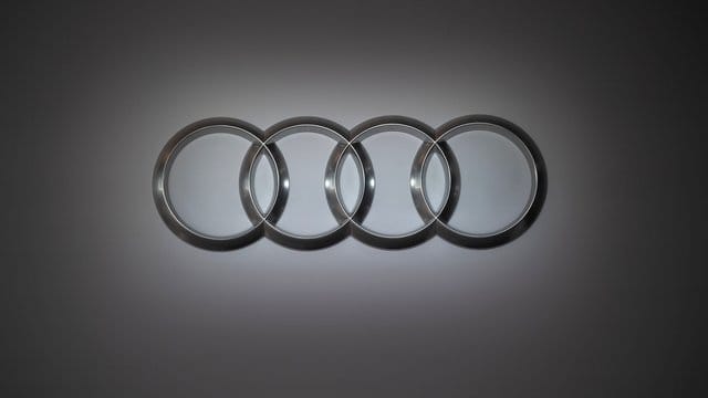 Ein Audi-Logo: Audi will mit einem Transformationsplan dieses Jahr gut eine Milliarde Euro einsparen.