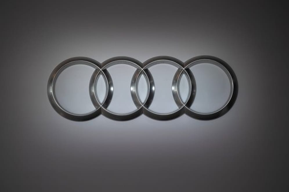 Ein Audi-Logo: Audi will mit einem Transformationsplan dieses Jahr gut eine Milliarde Euro einsparen.