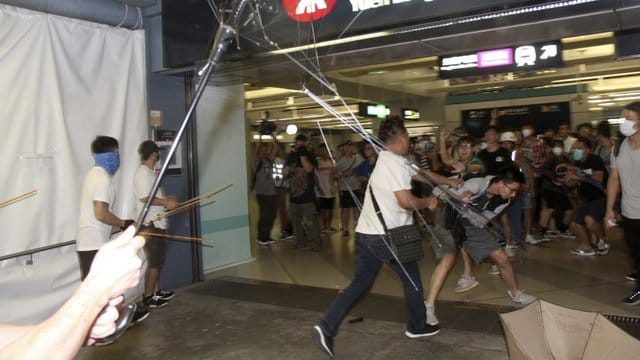 Gegen diese Übergriffe vom vergangenen Wochenende will die Protestbewegung in Hongkong demonstrieren: Männer in weißen Hemden, bewaffnet mit Metallstangen und Holzknüppeln, greifen regierungskritische Demonstranten an. Gegen diese Übergriffe vom vergangenen Wochenende will die Protestbewegung in Hongkong demonstrieren: Männer in weißen Hemden, bewaffnet mit Metallstangen und Holzknüppeln, greifen regierungskritische Demonstranten an.