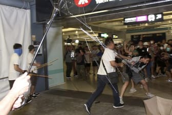 Gegen diese Übergriffe vom vergangenen Wochenende will die Protestbewegung in Hongkong demonstrieren: Männer in weißen Hemden, bewaffnet mit Metallstangen und Holzknüppeln, greifen regierungskritische Demonstranten an.