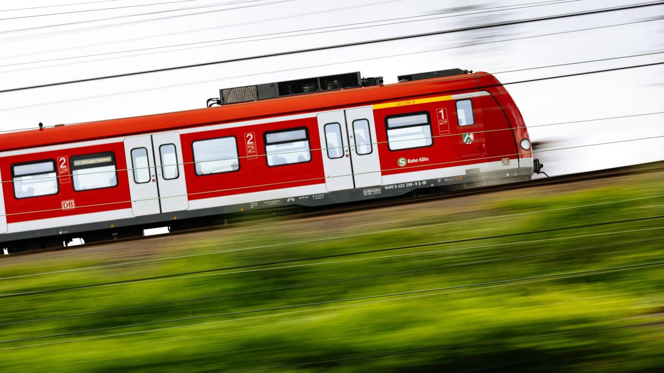 Eine S-Bahn in Köln: Aufgrund der Hitze ist der S-Bahnverkehr eingeschränkt.