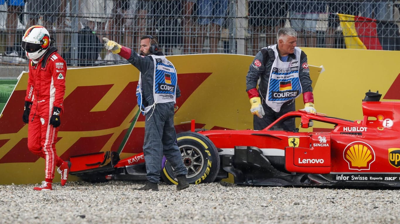 Hockenheim 2018: Vettel (links) crasht in die Bande und verlässt mit hängendem Kopf die Strecke.