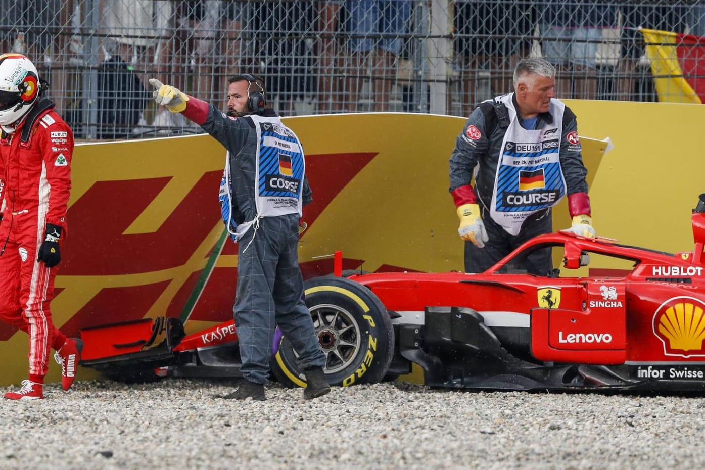 Hockenheim 2018: Vettel (links) crasht in die Bande und verlässt mit hängendem Kopf die Strecke.