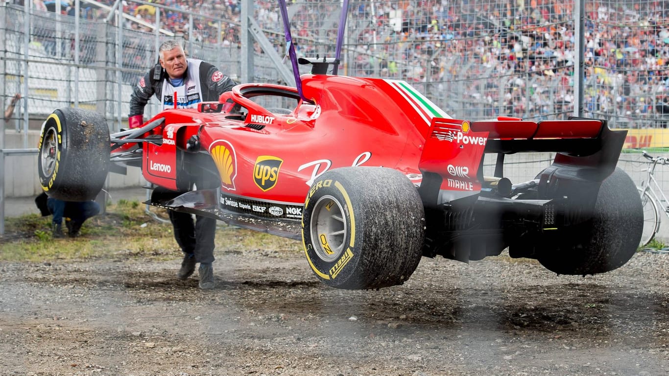Vettels Ferrari wird nach dem Unfall abtransportiert.