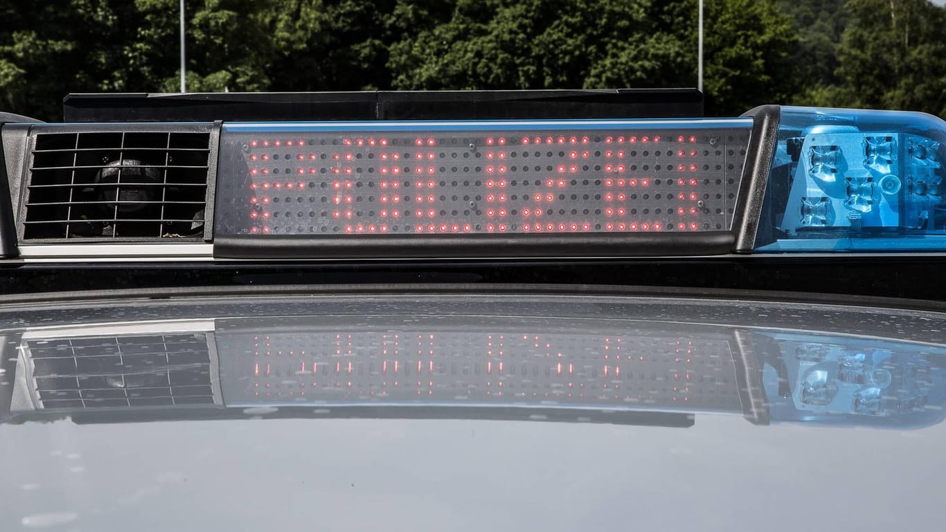 Signalschrift auf einem Polizeiauto