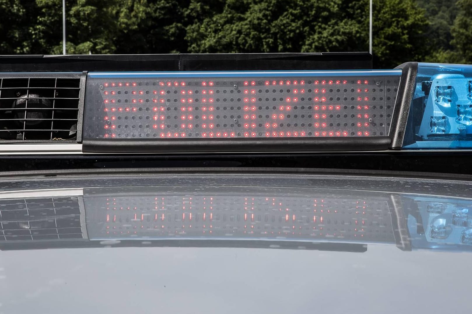 Signalschrift auf einem Polizeiauto