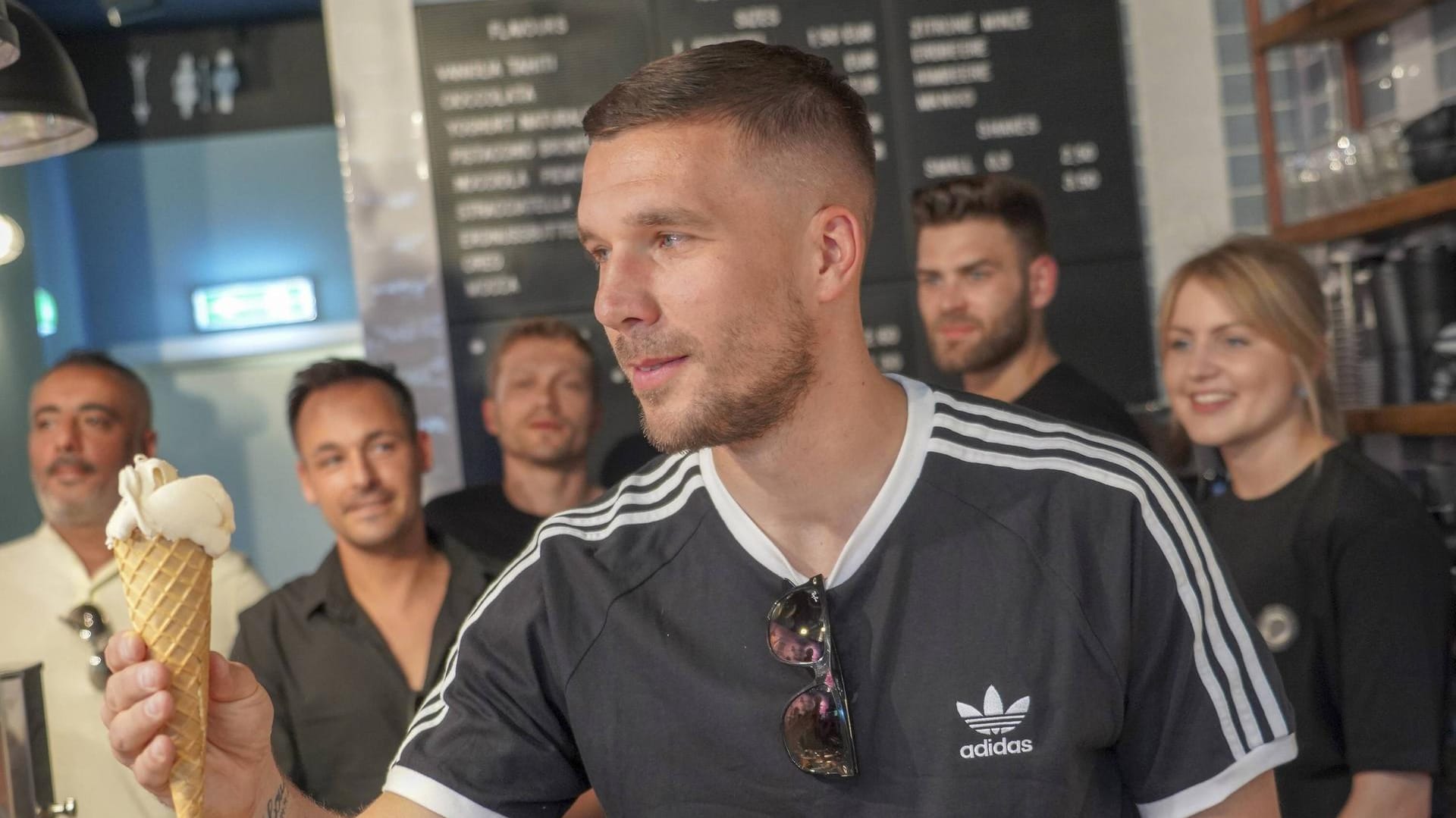 Lukas Podolski bei seiner Eisdielen-Erföffnung am Kölner Heumarkt im Mai 2018.