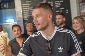 Lukas Podolski bei seiner Eisdielen-Erföffnung am Kölner Heumarkt im Mai 2018.