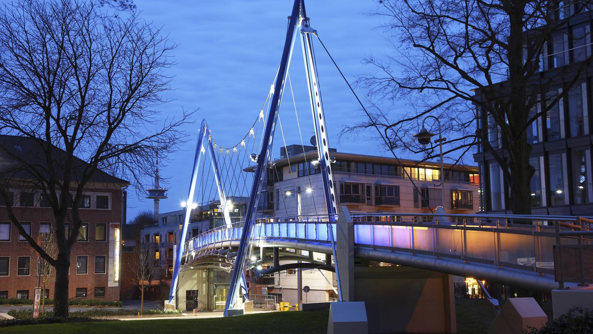 Die Fußgängerbrücke am Folkwang Museum ist Teil des Kulturpfads durch Essen.