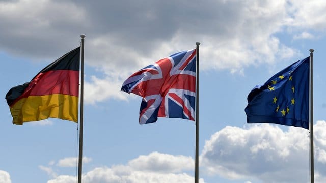 EU-Bürger, die dauerhaft oder übergangsweise in Großbritannien leben, dürfen ihre eu-Internetadressen behalten. EU-Bürger, die dauerhaft oder übergangsweise in Großbritannien leben, dürfen ihre eu-Internetadressen behalten.