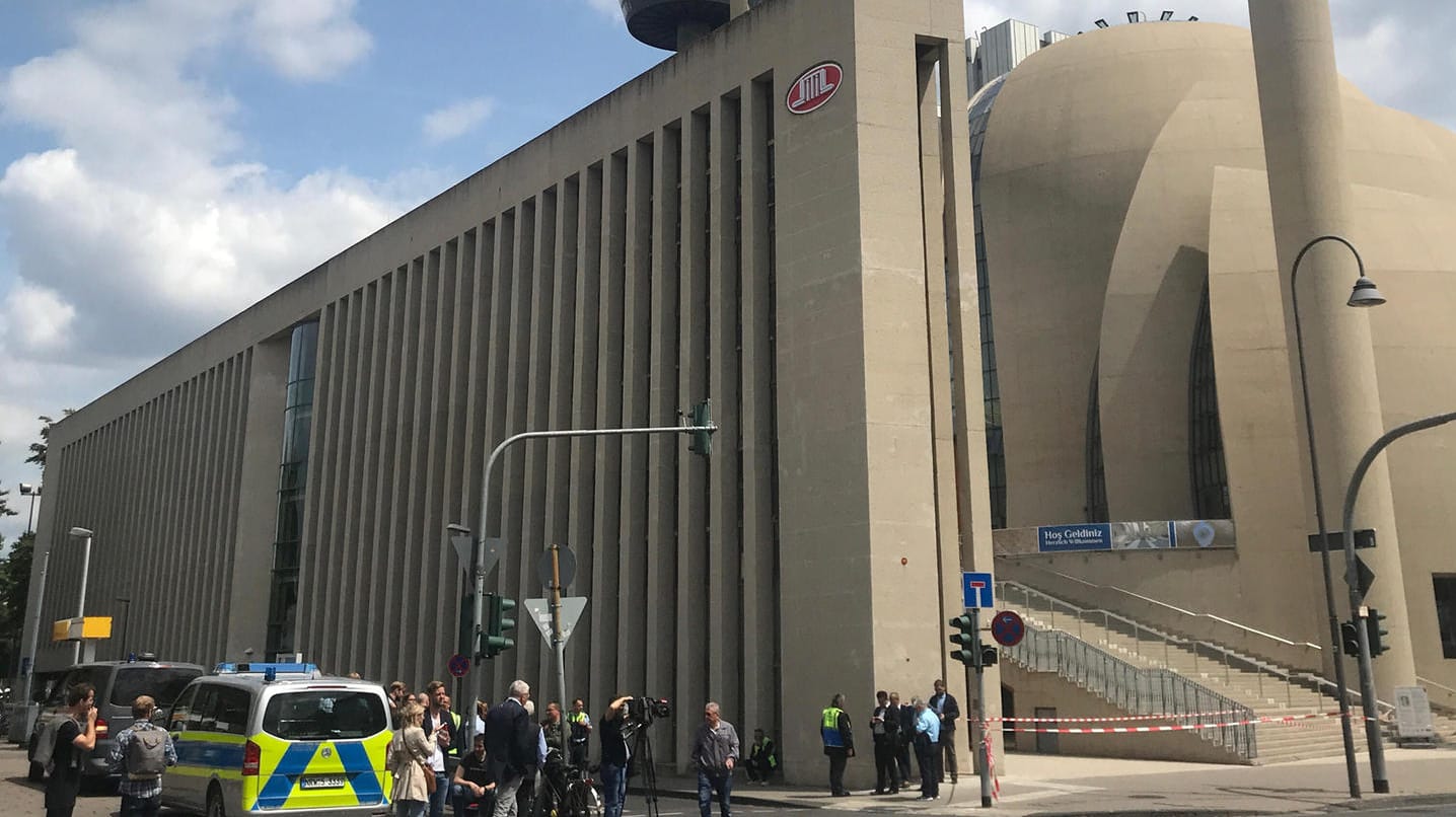 Polizei vor einer Moschee in Köln: Nicht nur gegen diese Moschee gab es eine Bombendrohung.