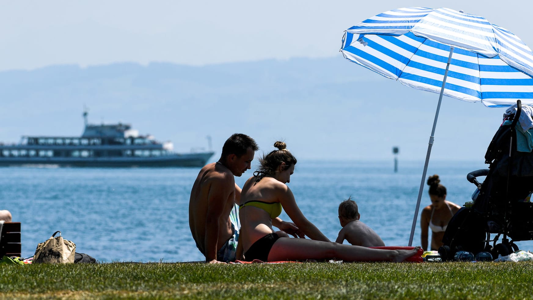 Badegäste in Friedrichshafen: Bis Montag bleiben einige Strände in der Nähe gesperrt. (Archivbild)