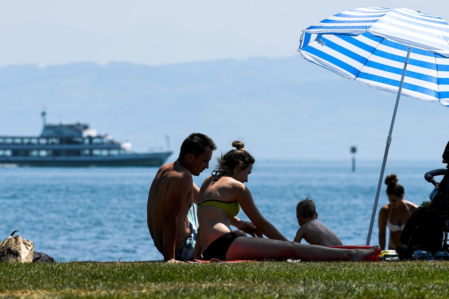 Badegäste in Friedrichshafen: Bis Montag bleiben einige Strände in der Nähe gesperrt. (Archivbild)