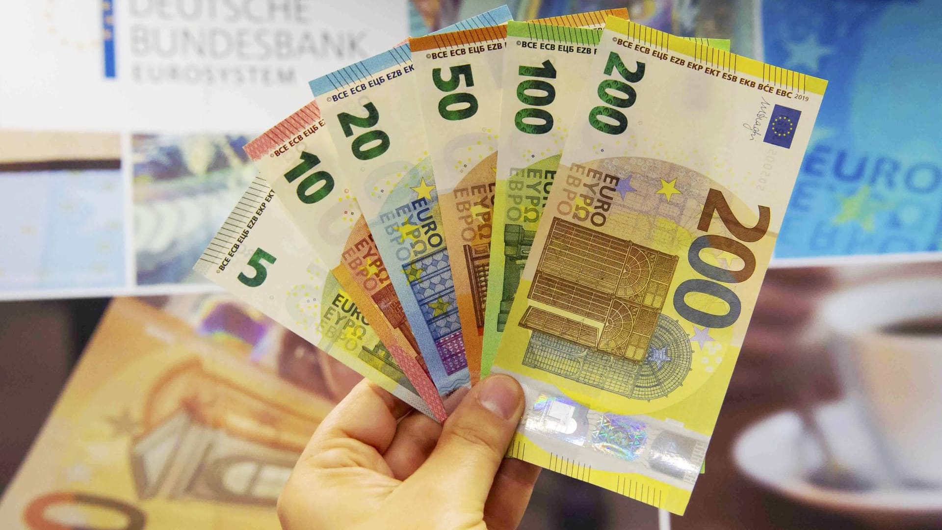 Die Banknoten der Europa-Serie: Die Sicherheitsmerkmale auf den Banknoten werden regelmäßig verändert und verbessert, um Geldfälschungen zu verhindern.