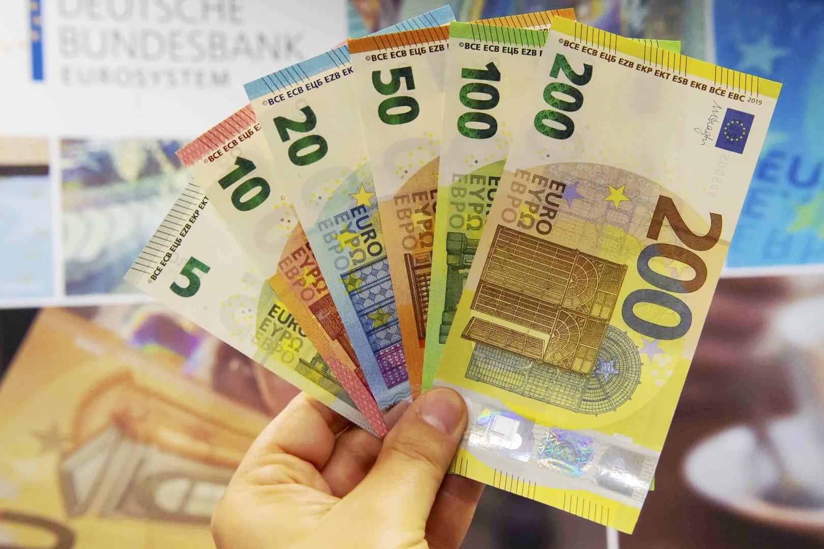 Die Banknoten der Europa-Serie: Die Sicherheitsmerkmale auf den Banknoten werden regelmäßig verändert und verbessert, um Geldfälschungen zu verhindern. Die Banknoten der Europa-Serie: Die Sicherheitsmerkmale auf den Banknoten werden regelmäßig verändert und verbessert, um Geldfälschungen zu verhindern.