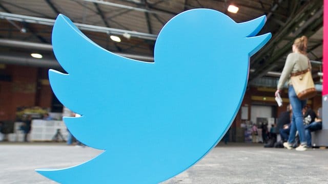 Twitter macht nach wie vor mehr als die Hälfte seines Geschäfts in den USA, im zweiten Quartal lag der Umsatz dort bei 455 Millionen Dollar - ein Sprung von 24 Prozent. Twitter macht nach wie vor mehr als die Hälfte seines Geschäfts in den USA, im zweiten Quartal lag der Umsatz dort bei 455 Millionen Dollar - ein Sprung von 24 Prozent.