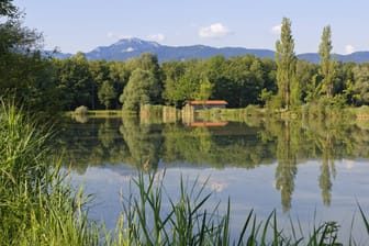 Badesee in Raubling in Oberbayern: Ein Teenager hat bei einem Badeunfall seinen Arm verloren.