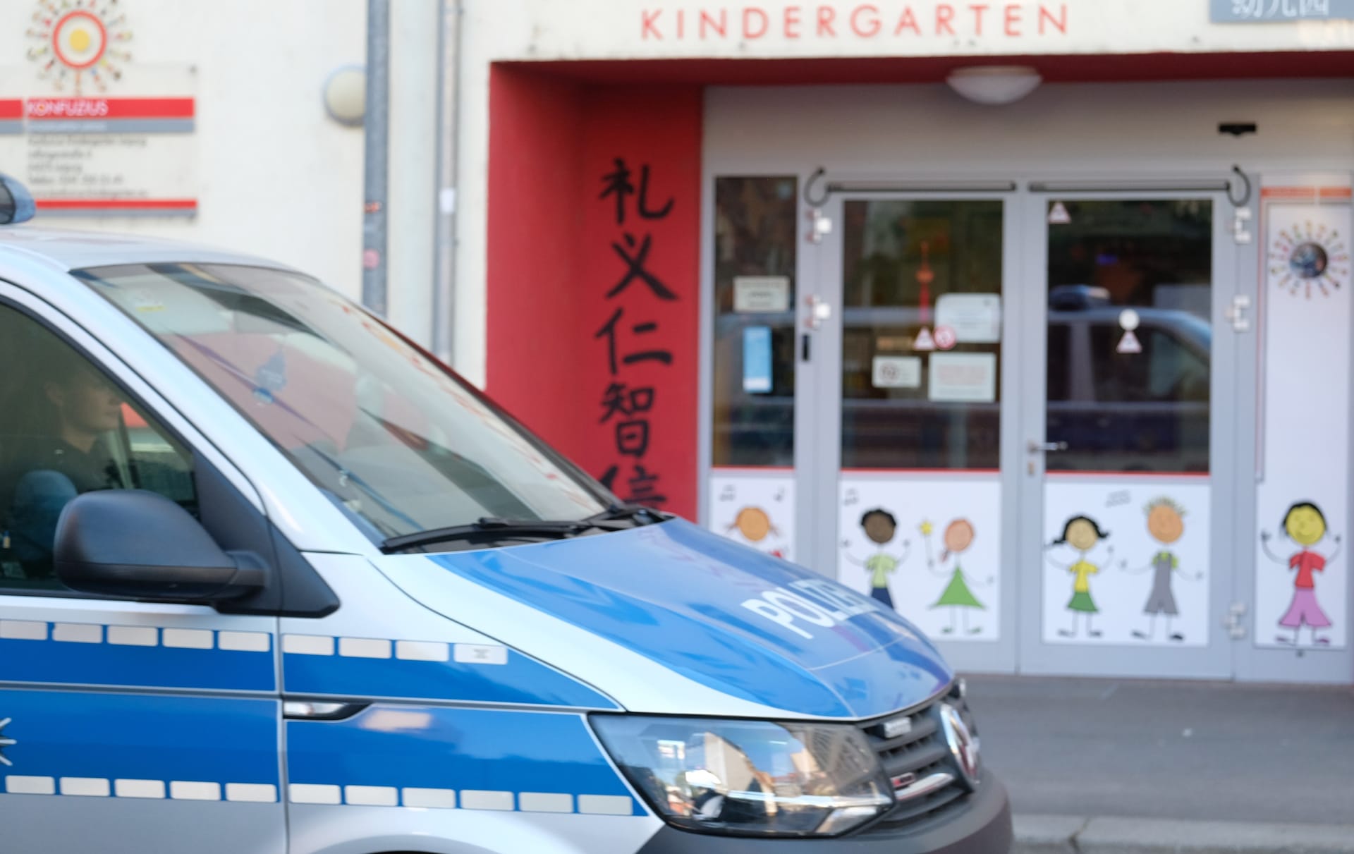 Ein Polizeifahrzeug fährt an einer Kindertagesstätte in Leizipg vorbei: Die Kitas werden bedroht.