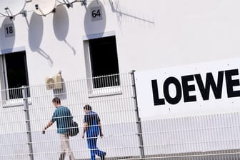 Zwei Mitarbeiter gehen über das Gelände des Elektronikherstellers Loewe AG: Für ein Großteil der Belegschaft ist heute der letzte Arbeitstag bei dem Traditionsunternehmen.