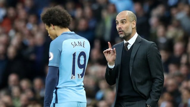City-Trainer Pep Guardiola spricht zu Leroy Sane.