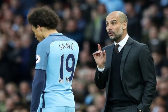 City-Trainer Pep Guardiola spricht zu Leroy Sane.