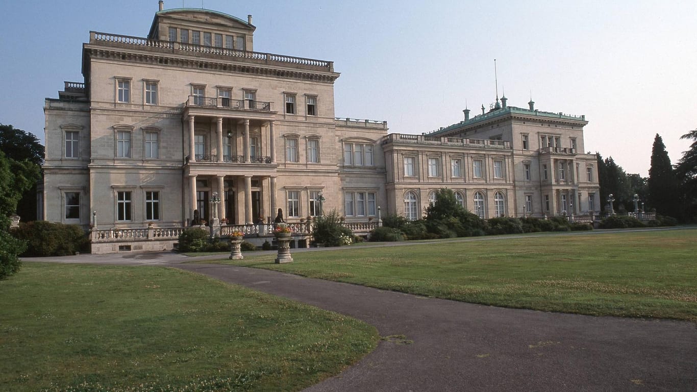 Die Villa Hügel liegt in einem schönen Park in Essen-Bredeney.
