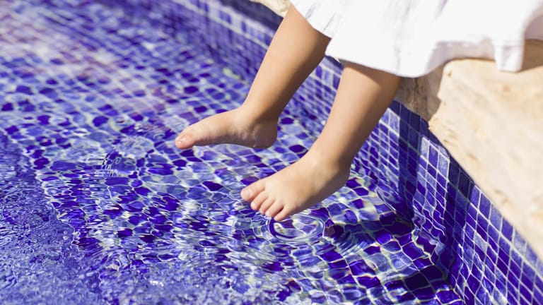 Kinderfüße im Wasser: Eltern sollten Ihre Kinder stets im Blick haben, wenn sich diese in der Nähe von Wasser aufhalten.