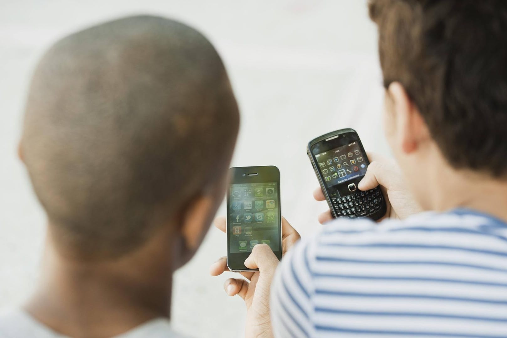 Jugendliche am Smartphone