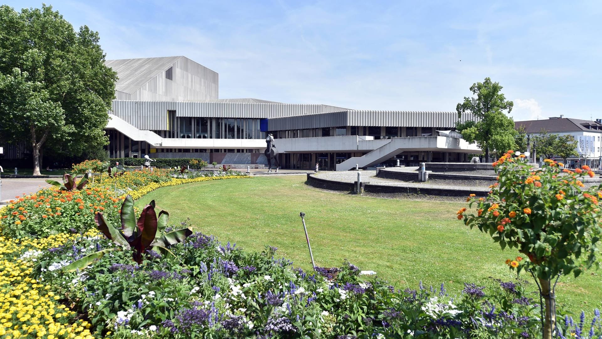 Badisches Staatstheater in Karlsruhe von außen: Davor befindet sich das Kunstwerk Musengaul.