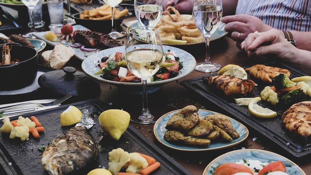 Ein gut gedeckter Tisch: Im Restaurant Sonnenbad gibt es leckere griechische Spezialitäten.