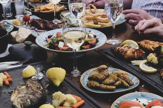Ein gut gedeckter Tisch: Im Restaurant Sonnenbad gibt es leckere griechische Spezialitäten.