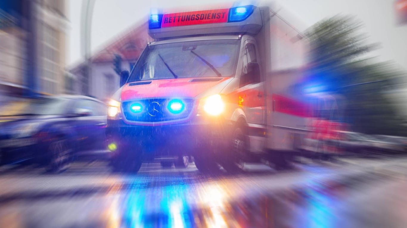 Rettungswagen im Einsatz: In Wuppertal wurde ein zweijähriges Mädchen bei einem Fenstersturz schwer verletzt.