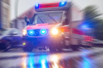 Rettungswagen im Einsatz: In Wuppertal wurde ein zweijähriges Mädchen bei einem Fenstersturz schwer verletzt.