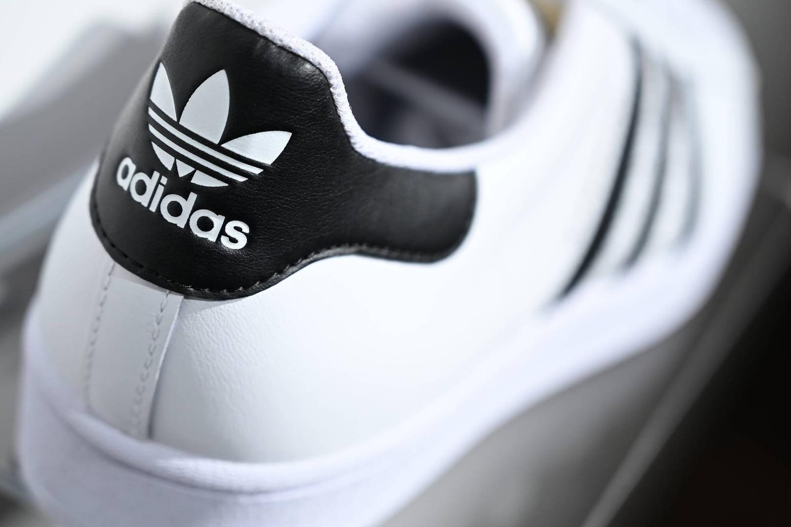 Ein Turnschuh von Adidas steht in einem Ladenregal: Auf Facebook werden falsche Adidas-Gewinnspiele beworben.