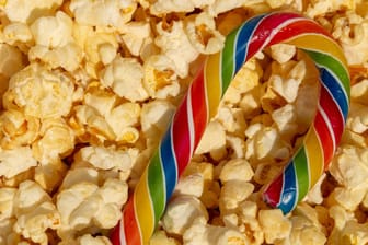 Süße Verführung im Popcorn: Wer Süßes ins Kino schmuggeln will, verstößt damit eventuell gegen Hausrecht. (Symbolbild)