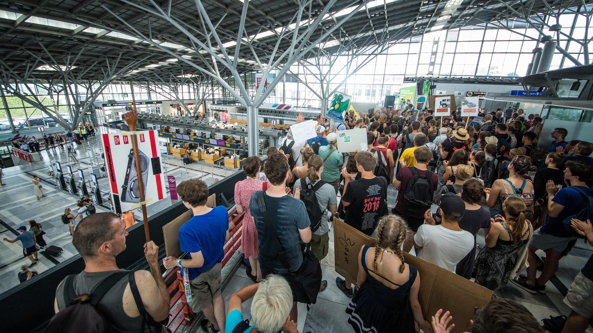 Rund 200 Aktivisten von "Fridays for Future" protestieren am Stuttgarter Flughafen.