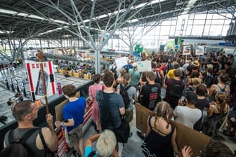 Rund 200 Aktivisten von "Fridays for Future" protestieren am Stuttgarter Flughafen.