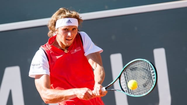 Der Weltranglisten-Fünfte Alexander Zverev hat beim Turnier in Hamburg das Halbfinale erreicht.