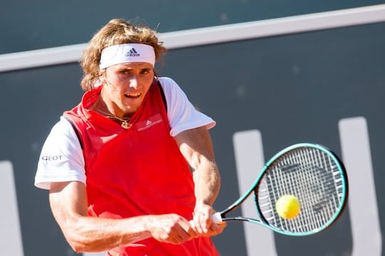 Der Weltranglisten-Fünfte Alexander Zverev hat beim Turnier in Hamburg das Halbfinale erreicht.