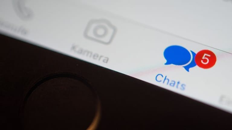 Chat (Symbolbild): Wegen der Verwendung verfassungsfeindlicher Symbole und der Verbreitung von Pornografie im Chat einer Schulklasse ermittelt die Polizei.