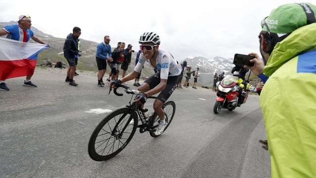 Egan Bernal bekommt nach dem wetterbedingten Abbruch nicht den Etappensieg zugesprochen.