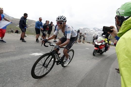 Egan Bernal bekommt nach dem wetterbedingten Abbruch nicht den Etappensieg zugesprochen.